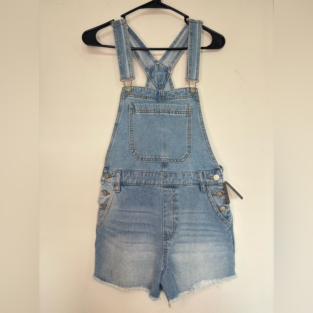 CELEBRITY PINK NWT LIGHT WASH DENIM SHORT OVERALLS SZ SMALL